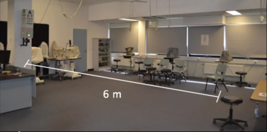 Worth 4灯試験を6m遠見距離で実施している様子（赤緑眼鏡着用）